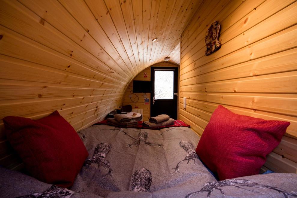 Hotel Highland & Transylvania Glamping Pods à Roybridge Extérieur photo