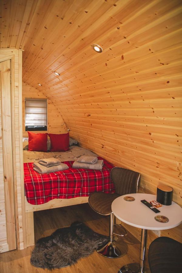 Hotel Highland & Transylvania Glamping Pods à Roybridge Extérieur photo