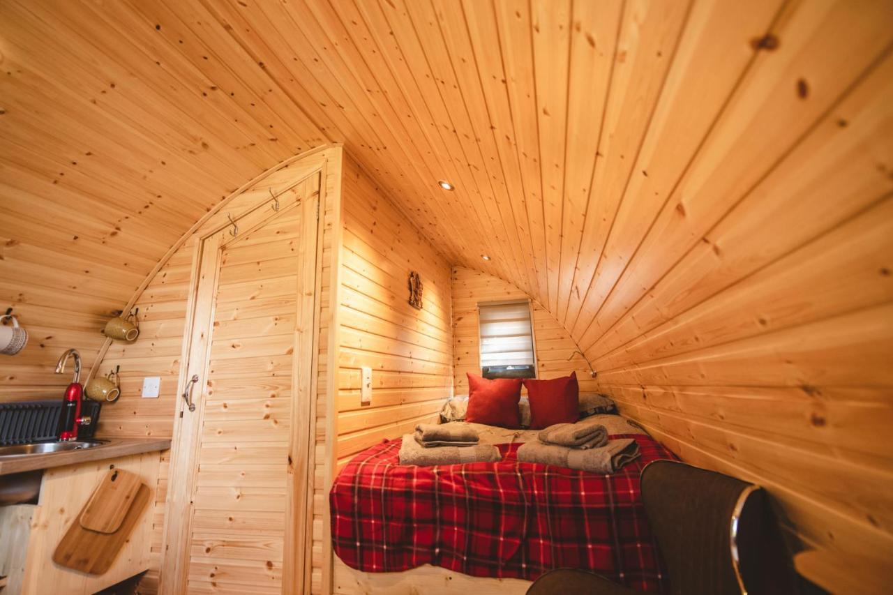 Hotel Highland & Transylvania Glamping Pods à Roybridge Extérieur photo