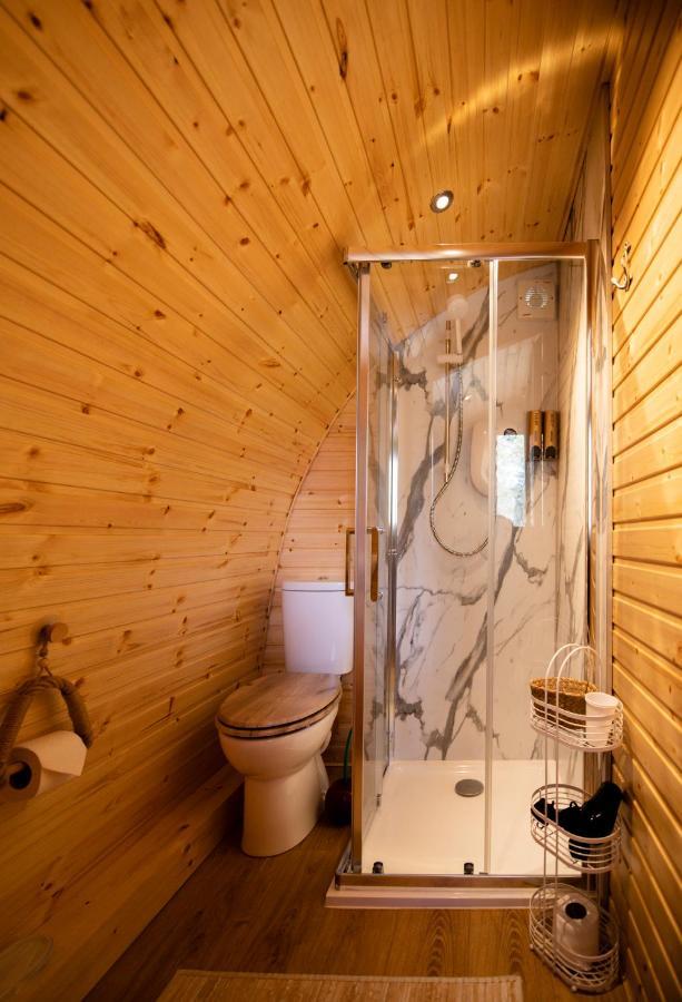 Hotel Highland & Transylvania Glamping Pods à Roybridge Extérieur photo