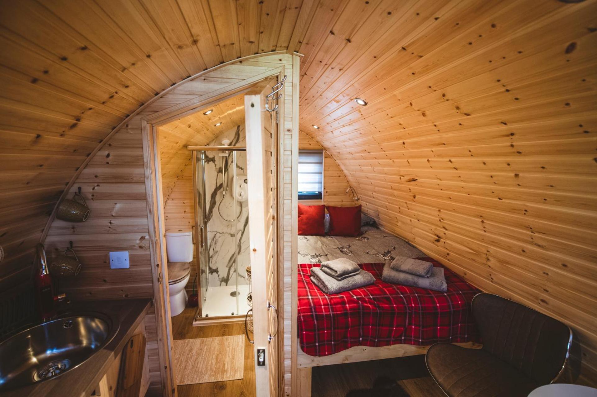 Hotel Highland & Transylvania Glamping Pods à Roybridge Extérieur photo