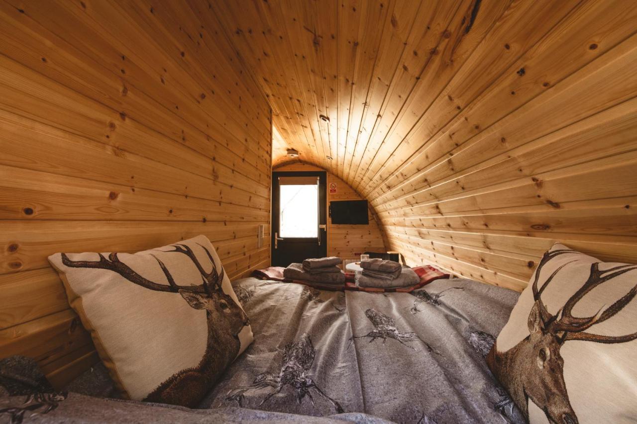 Hotel Highland & Transylvania Glamping Pods à Roybridge Extérieur photo