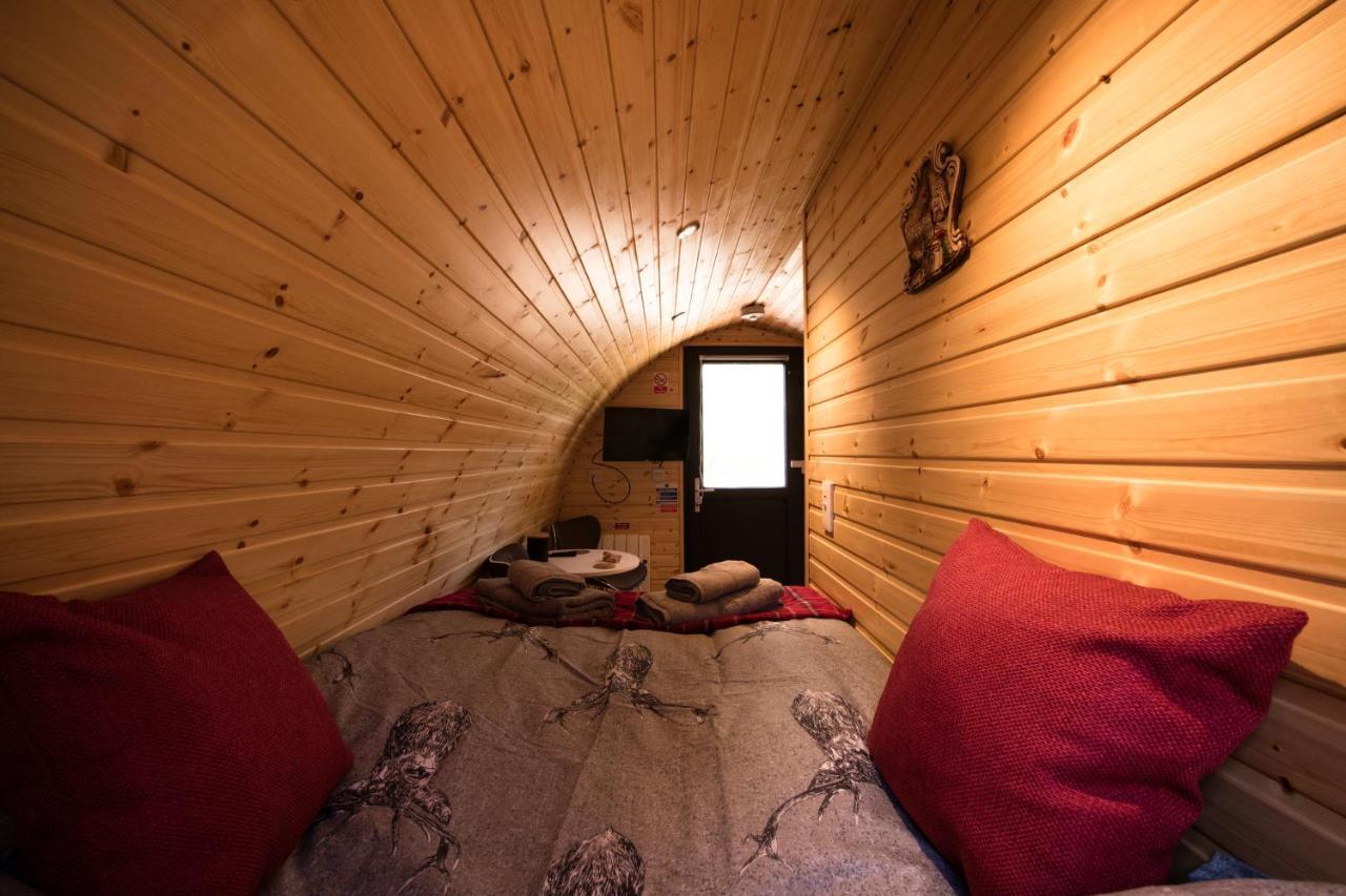 Hotel Highland & Transylvania Glamping Pods à Roybridge Extérieur photo