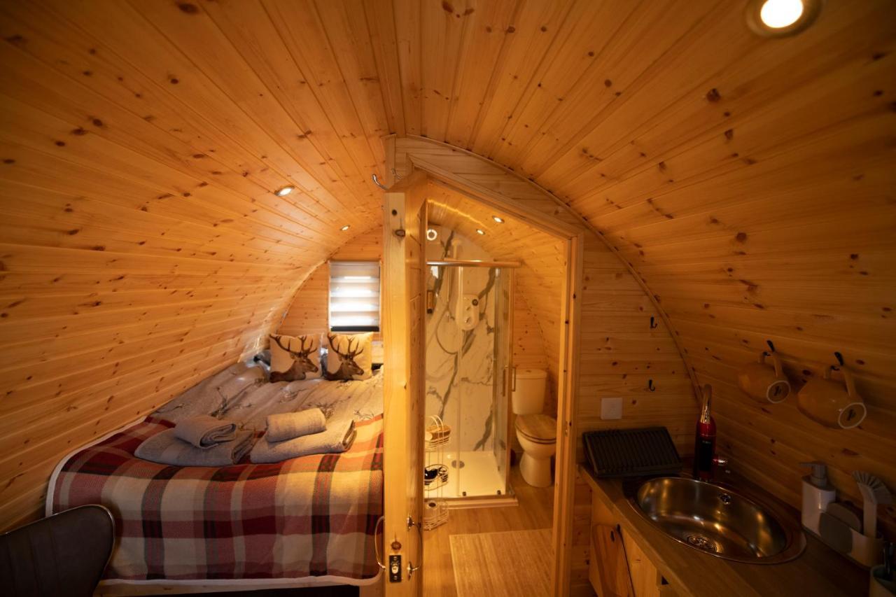 Hotel Highland & Transylvania Glamping Pods à Roybridge Extérieur photo