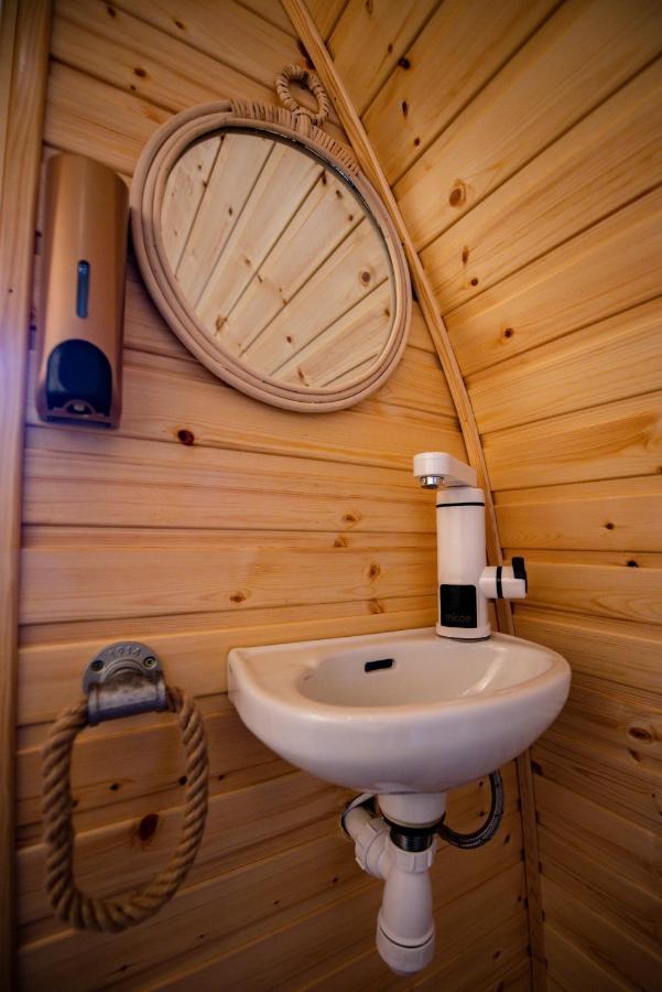 Hotel Highland & Transylvania Glamping Pods à Roybridge Extérieur photo