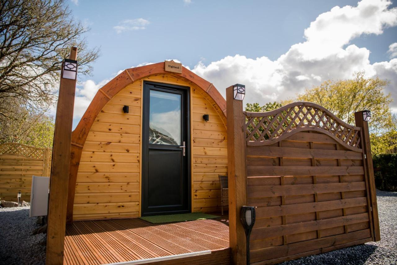 Hotel Highland & Transylvania Glamping Pods à Roybridge Extérieur photo