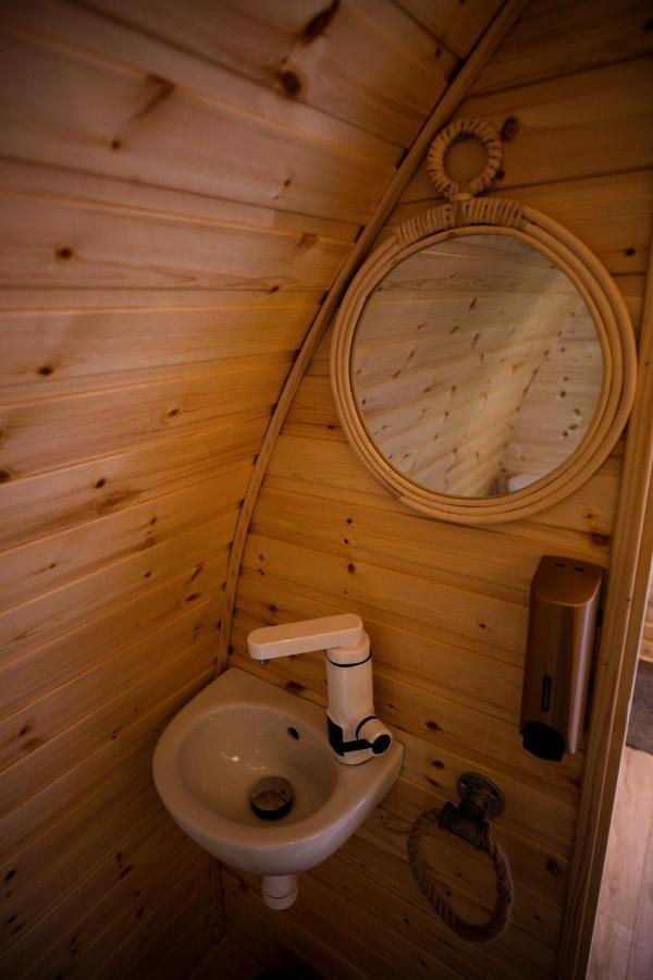 Hotel Highland & Transylvania Glamping Pods à Roybridge Extérieur photo